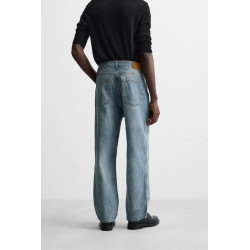 RELAXED STRAIGHT-LEG JEANS